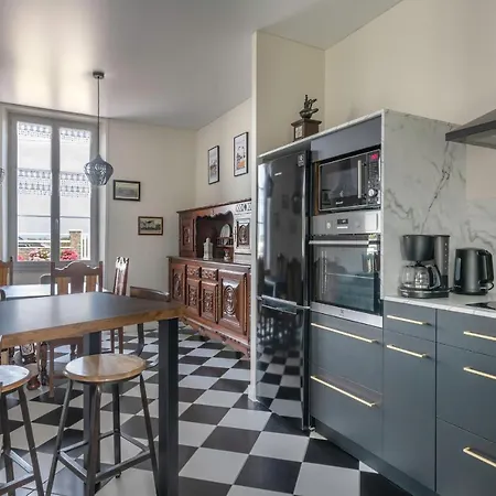 Maison Familiale Vue Sur La A *