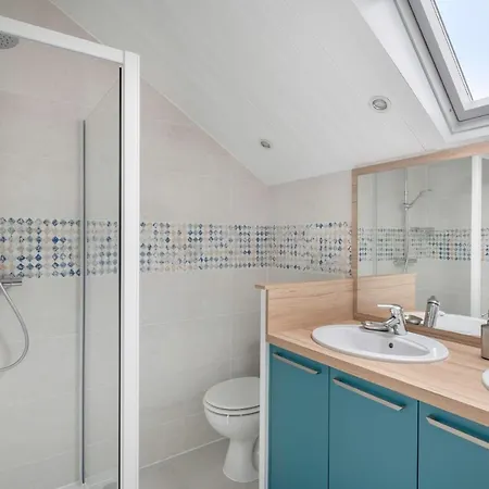 Maison Familiale Vue Sur La A *