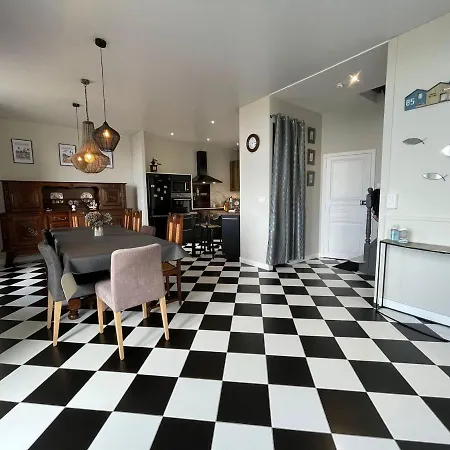 Maison Familiale Vue Sur La A *