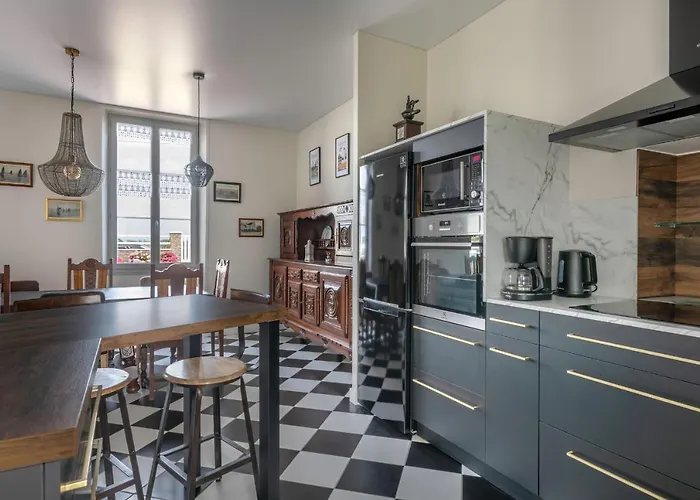 Maison Familiale Vue Sur La A *