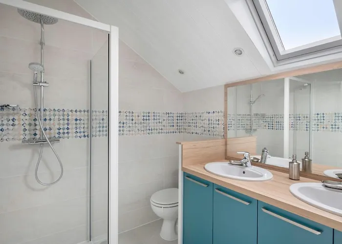 Maison Familiale Vue Sur La A *