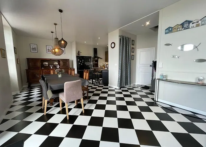 Maison Familiale Vue Sur La A *